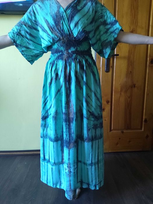 Дълга зелена дамска рокля с прилеп ръкав