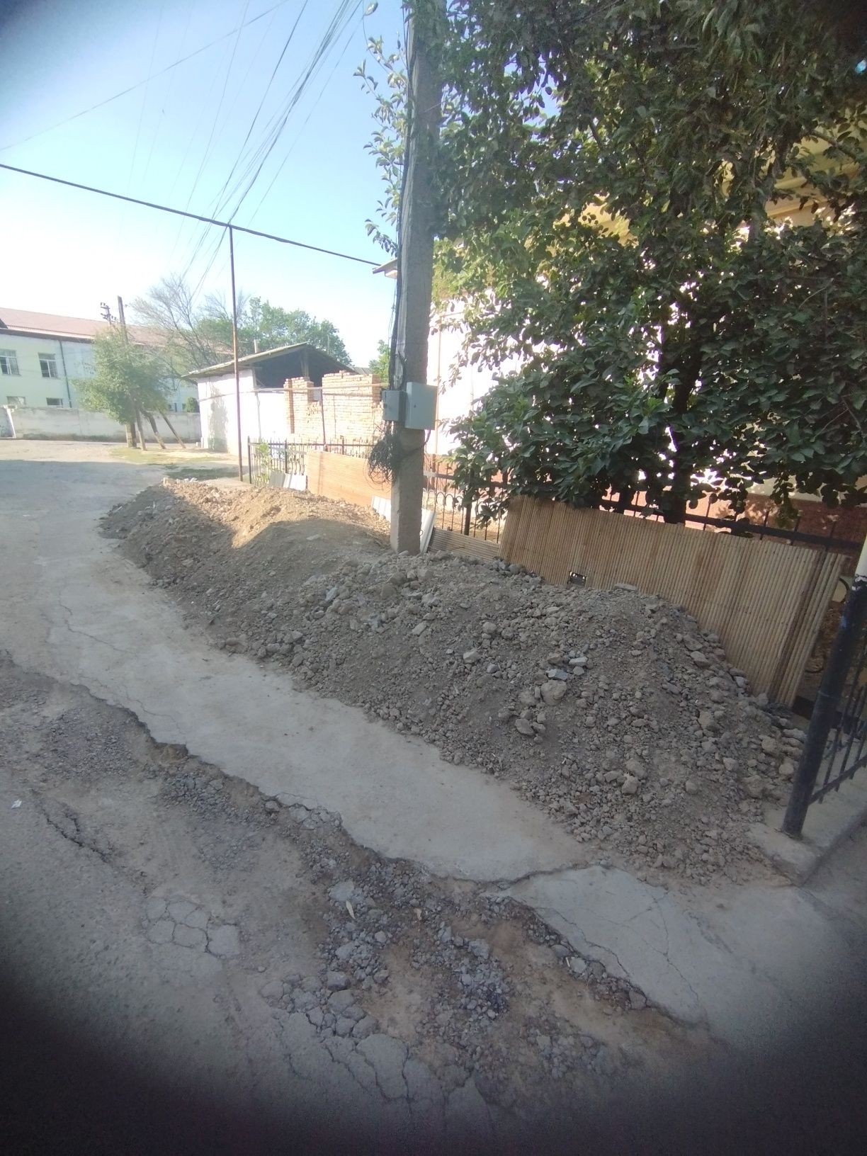 Tuproq va beton parchalari bor