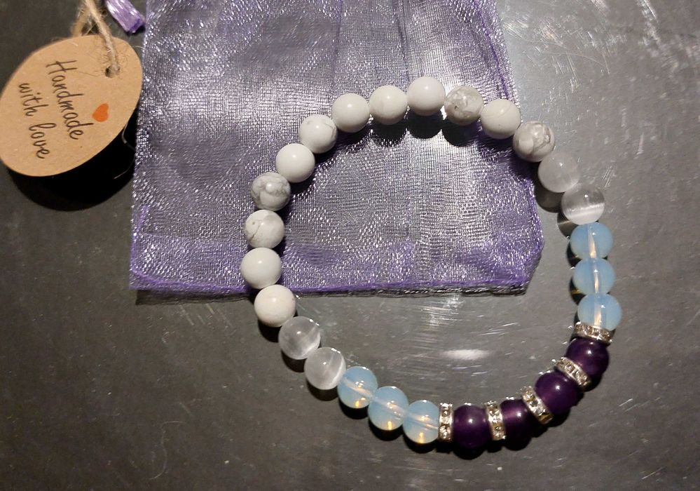 Гривни от естествени камъни