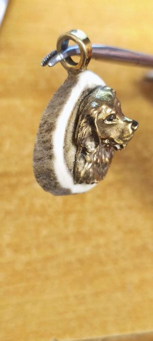 Ръчно изработен Голден Ретривър от бронз върху еленски рог