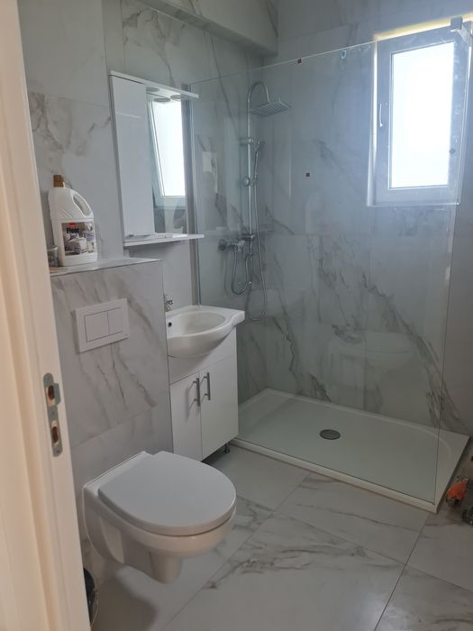 Închiriez apartament cu trei camere în bloc nou mobilat și utilat