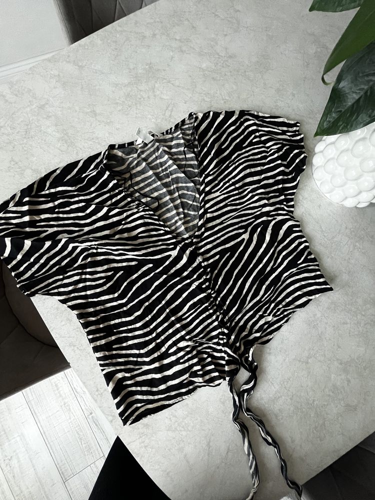 Tricou scurt animal print H&M marimea 38