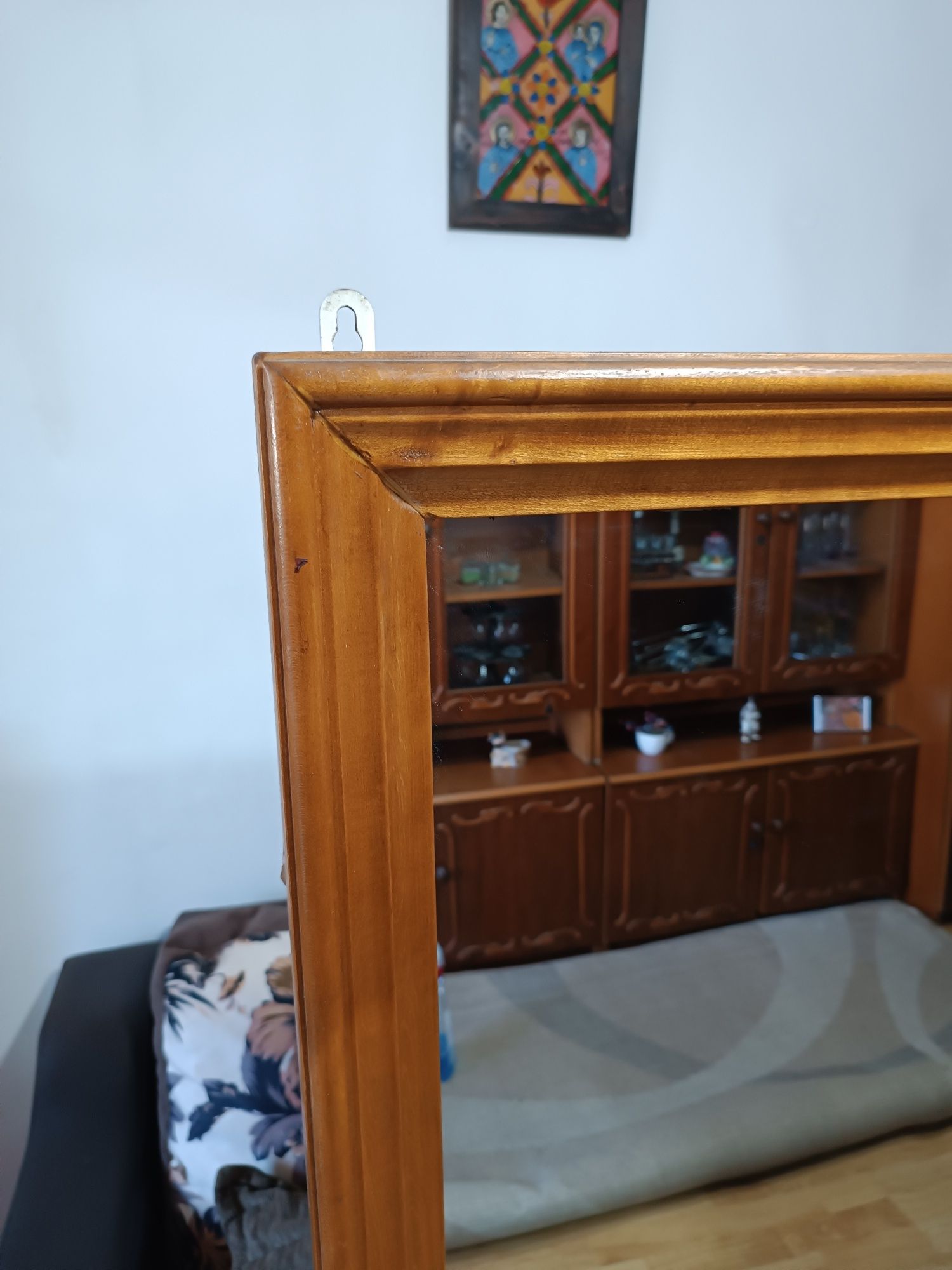 Vând oglindă mare cu ramă din lemn masiv