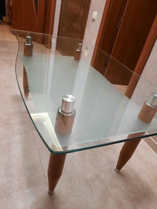 Холна маса, добро състояние ,стъкло дървени крака