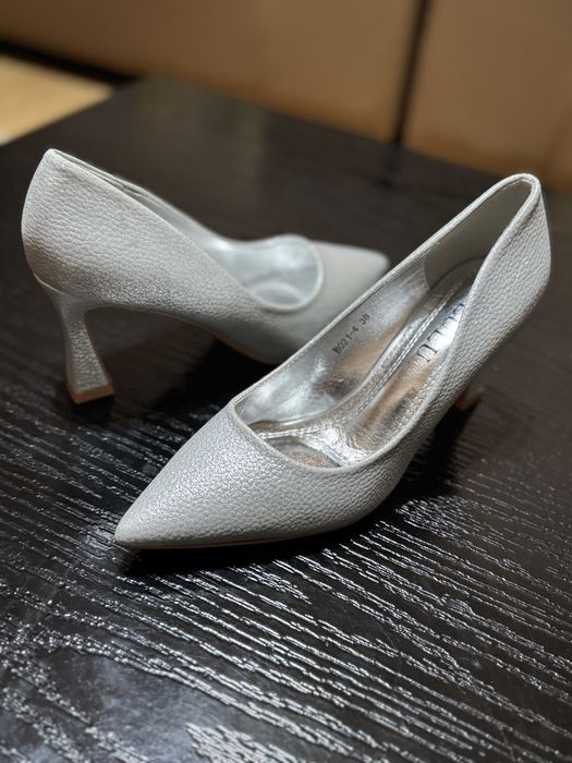Pantofi cu toc argintii