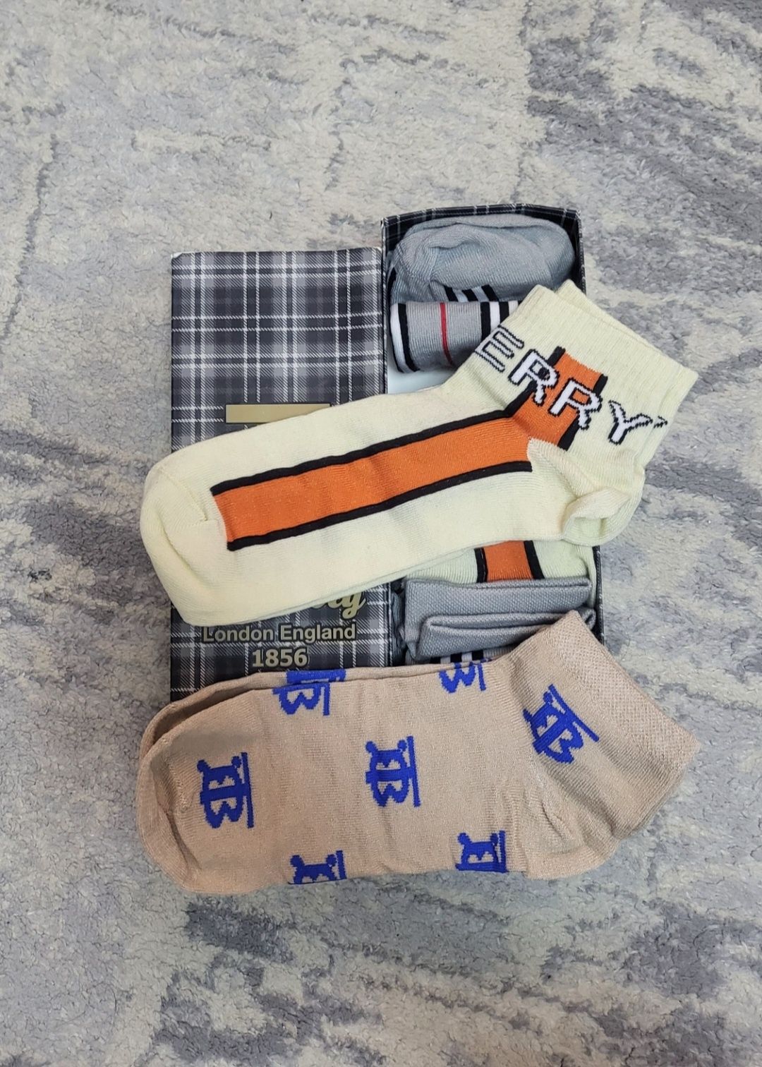 Чорапи Burberry, Moshino, tommy шалове LV