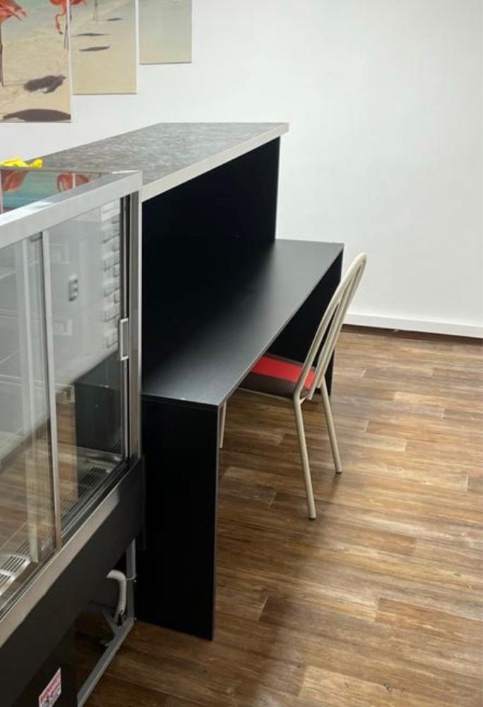 Продается ресепшен со стульям