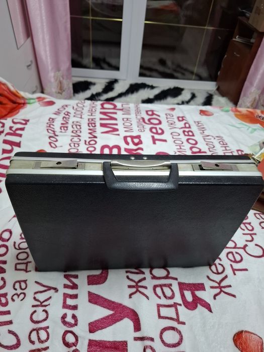 Продам дипломат реаритет б/у в хорощем состоянии