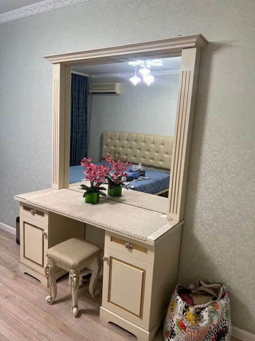 Спальная и шкаф и  зеркало тумба всё вместе