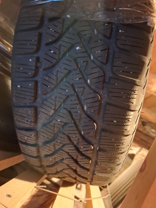 Продается комлект зимных шин. Lassa competus winter 215/60/17