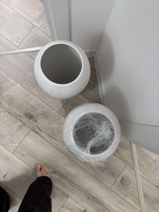 Две големи бели вази