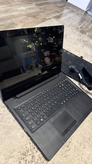 Vand laptop lenovo i7 stare excelenta