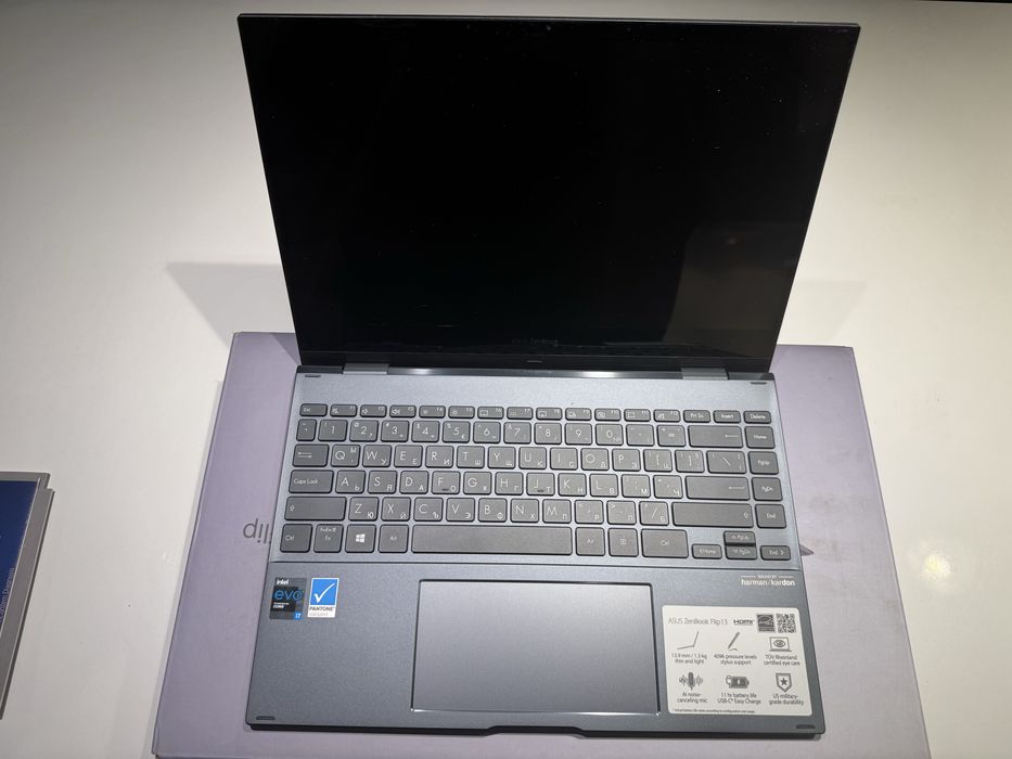 Продавам Asus UX363E /с проблем в дъното/