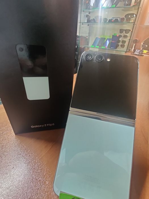 Samsung Galaxy Z Flip5 5G 256GB 8GB RAM Dual