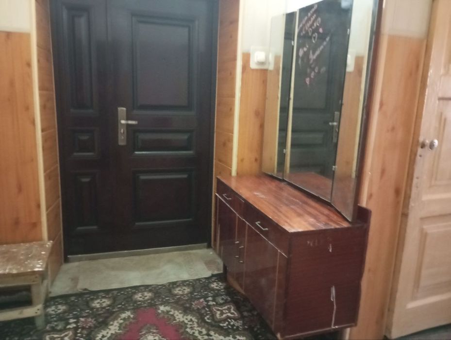 Сдаётся 3х ком квартира на питисотки  около 3 школы  1 этаж