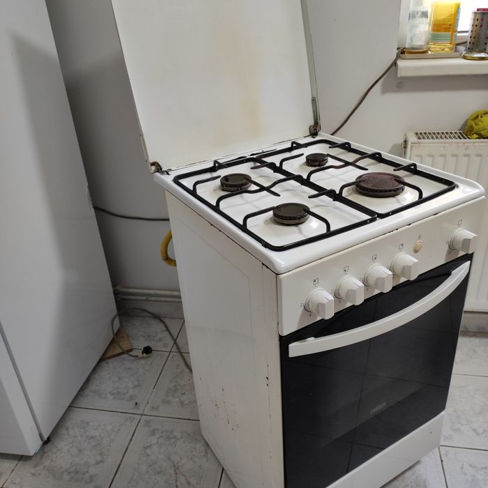 Aragaz Zanussi cu 4 ochiuri și cuptor pe gaz