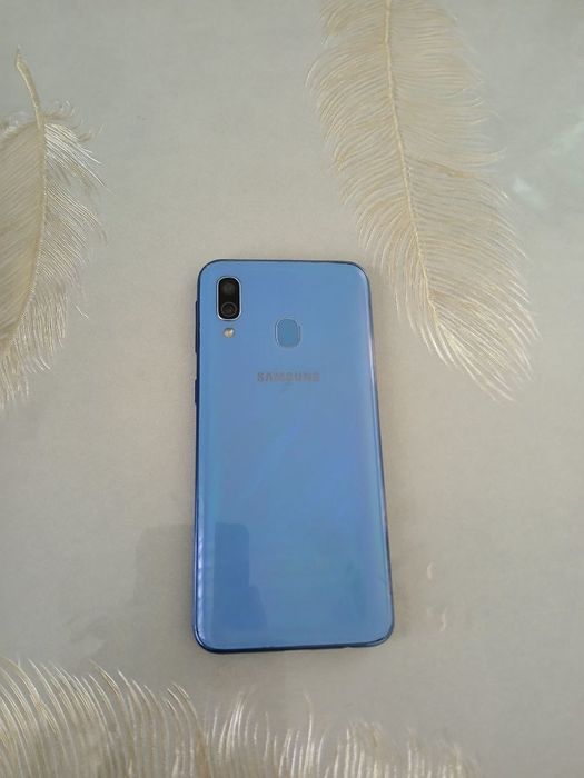 Samsung A 40 sotiladi.