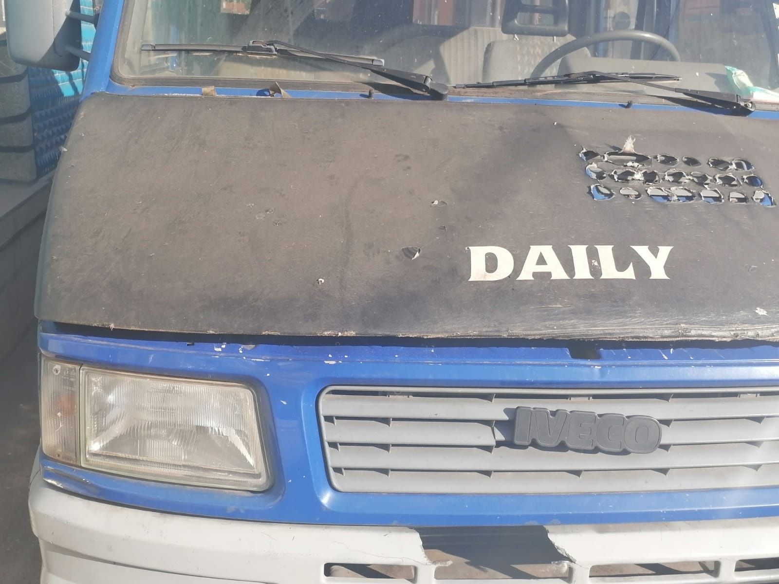 Iveco Daily model 96 albastra înscrisă pe România basculabila