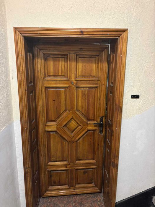 Масивна входна врата