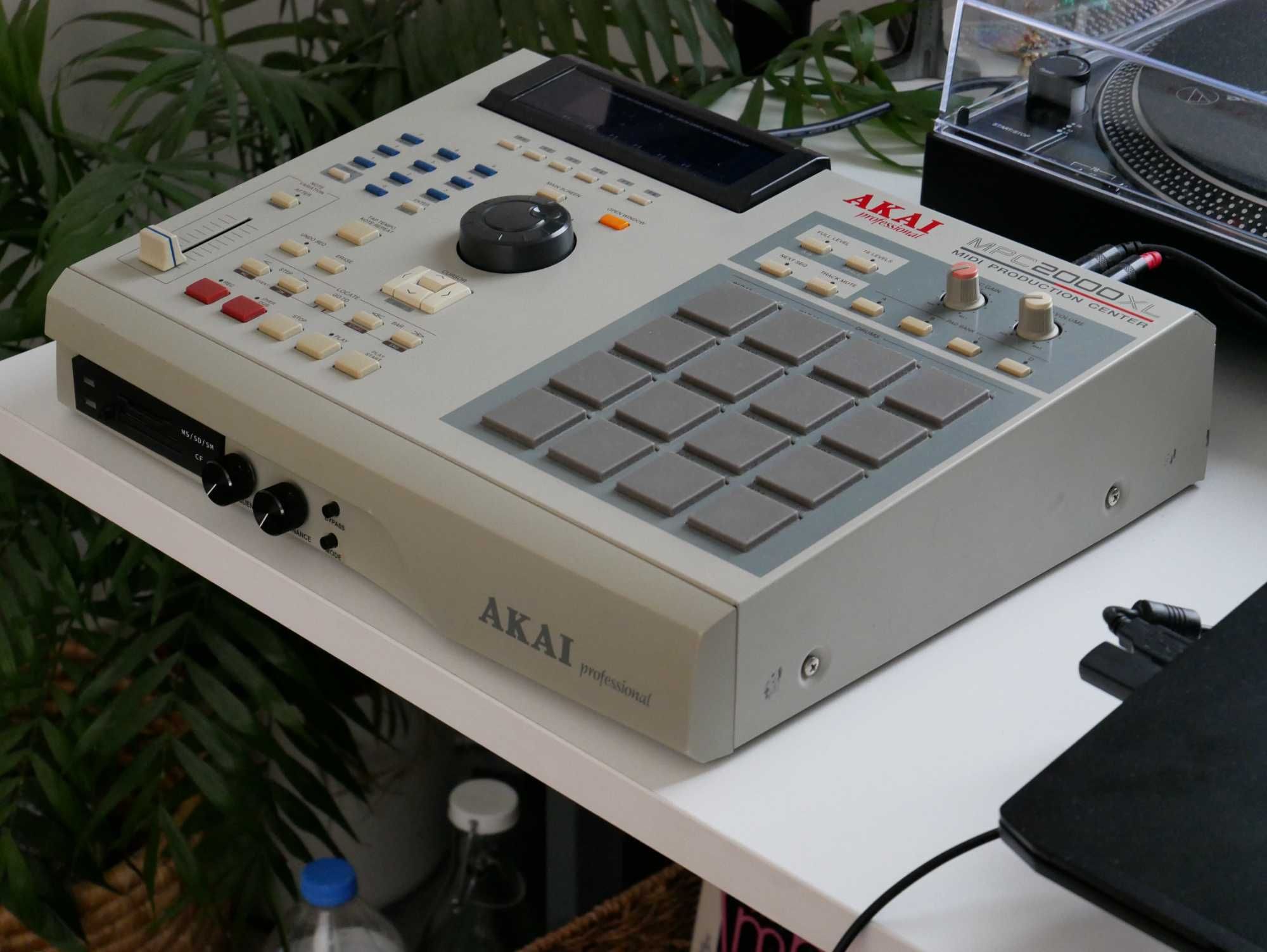 MPC 2000XL / 8 OUTS /MS / SD / SM / CF Drive / Drum Machine / Sampler
