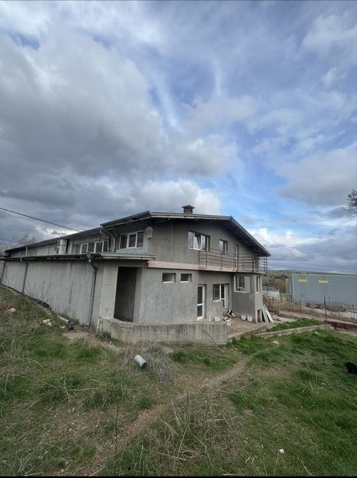 Промишлина сграда 800рзп 10дка земя