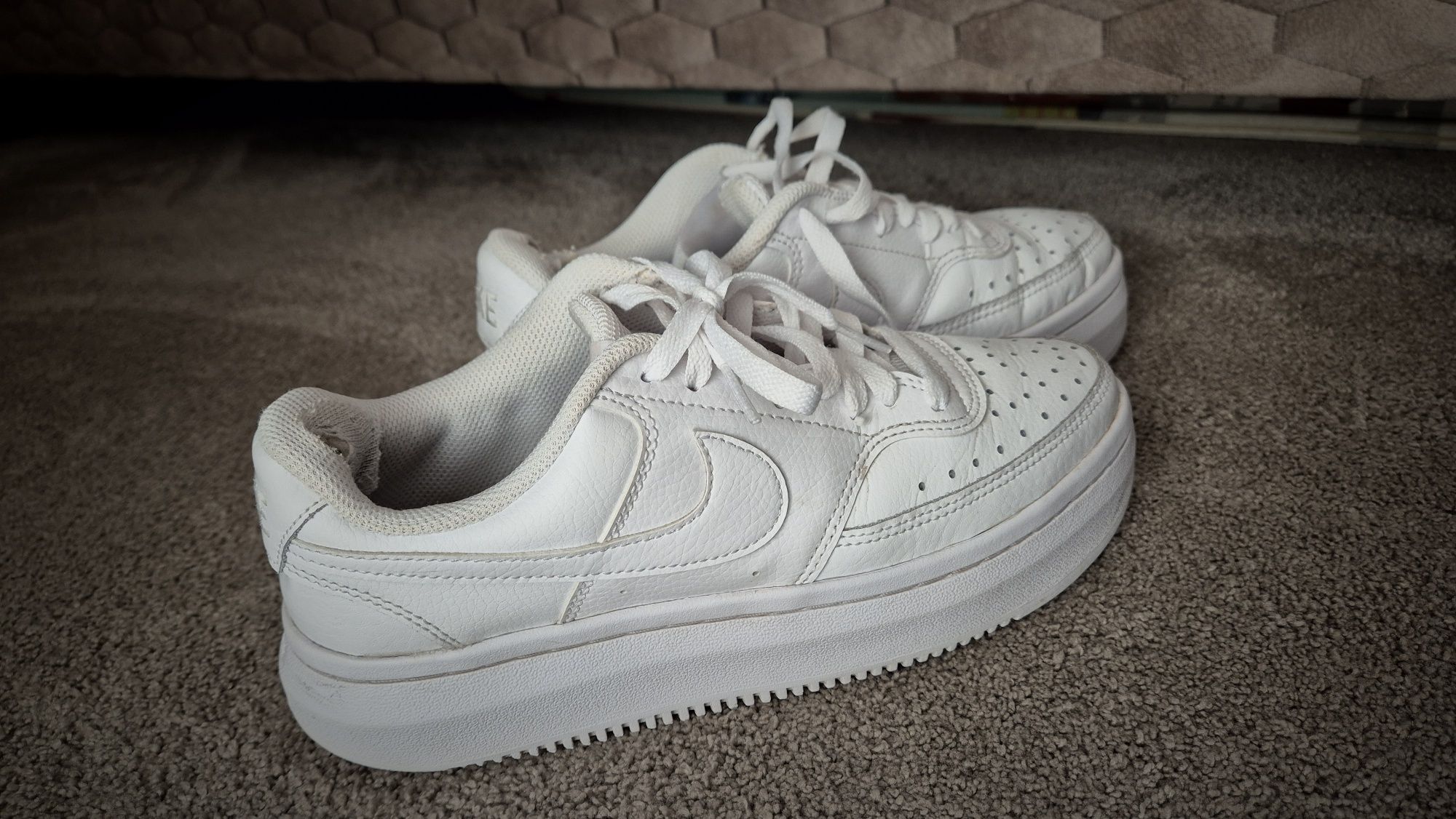 Бели кецове Nike