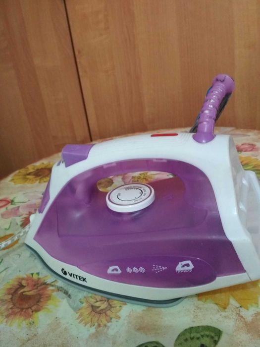 Утюг , керамическая подошва, в удовлетворительном состоянии !