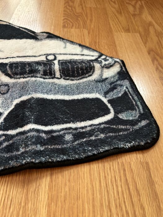 Килим с изображението на BMW автомобил