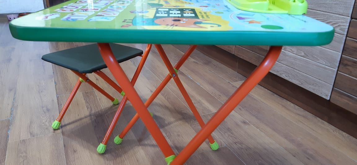 Продаётся детский набор: столик и стульчик