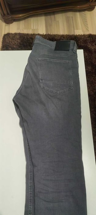 vand 2 perechi de blugi