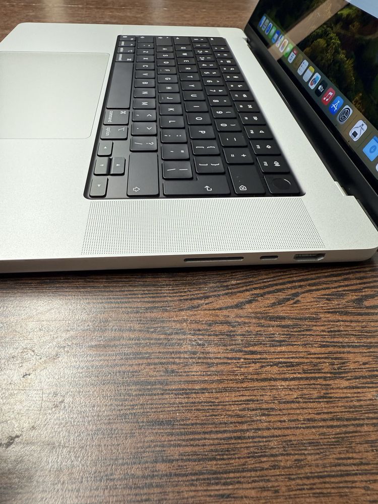 Apple Macbook Pro 16 (2023), M2 Max, 32 Gb RAM, 1 Tb SSD, Silver