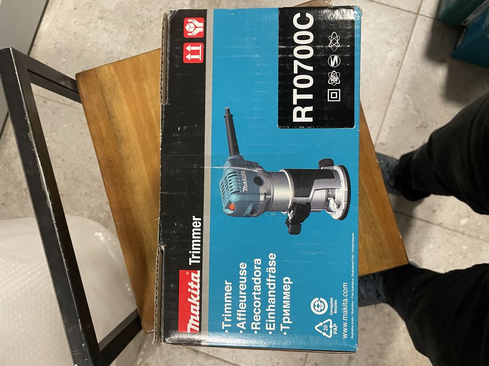 Фрезер MAKITA RT0700C новый оригинал