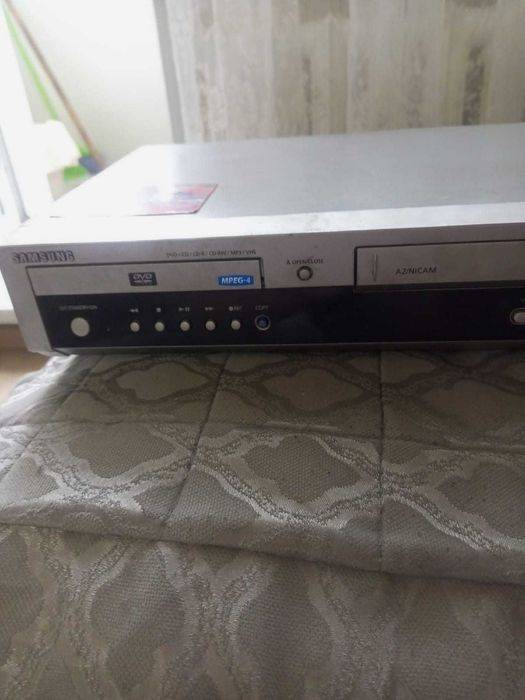 Видеомагнитофон Samsung и кассеты