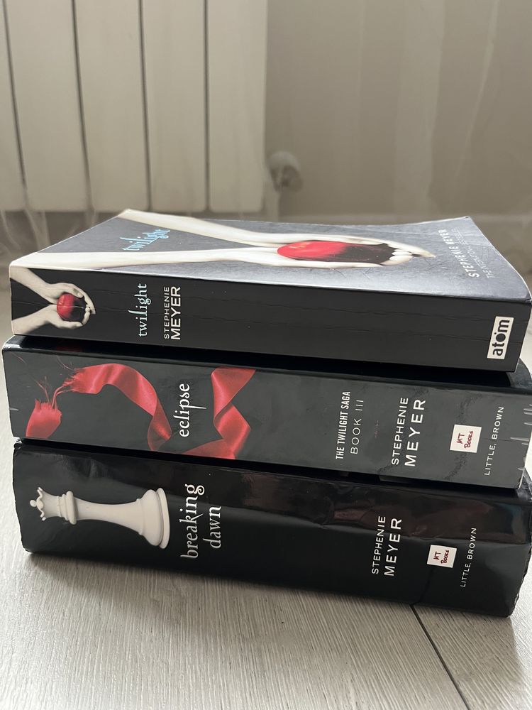 Здрач - книги 1,3 и 4 на английски