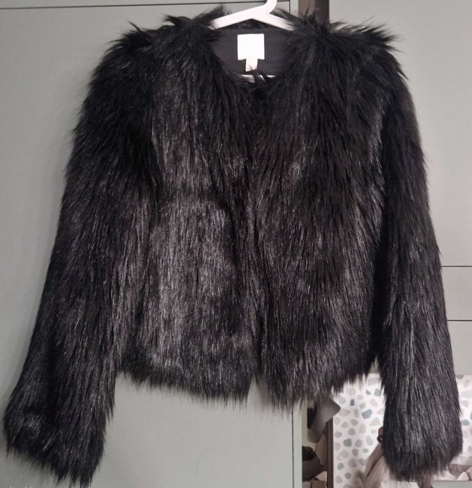 Черно късо яке с изкуствен косъм HM