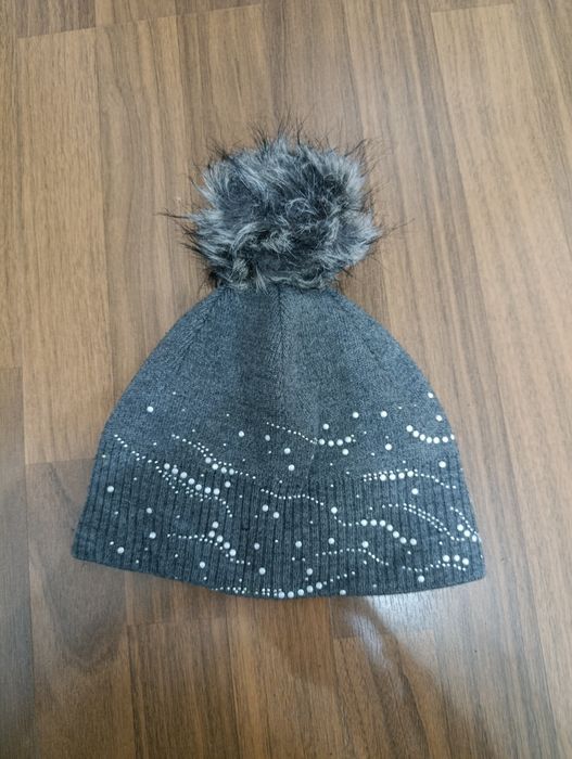 Set Iarnă Exclusiv: Căciulă cu Aplicații și Eșarfă Tip Guler Gros