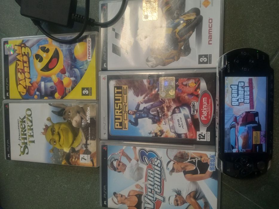 Vând Sony  PSP + jocuri