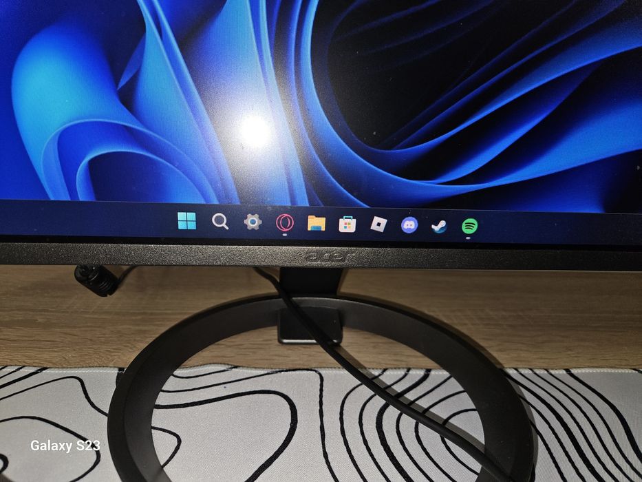 Продавам монитор Acer