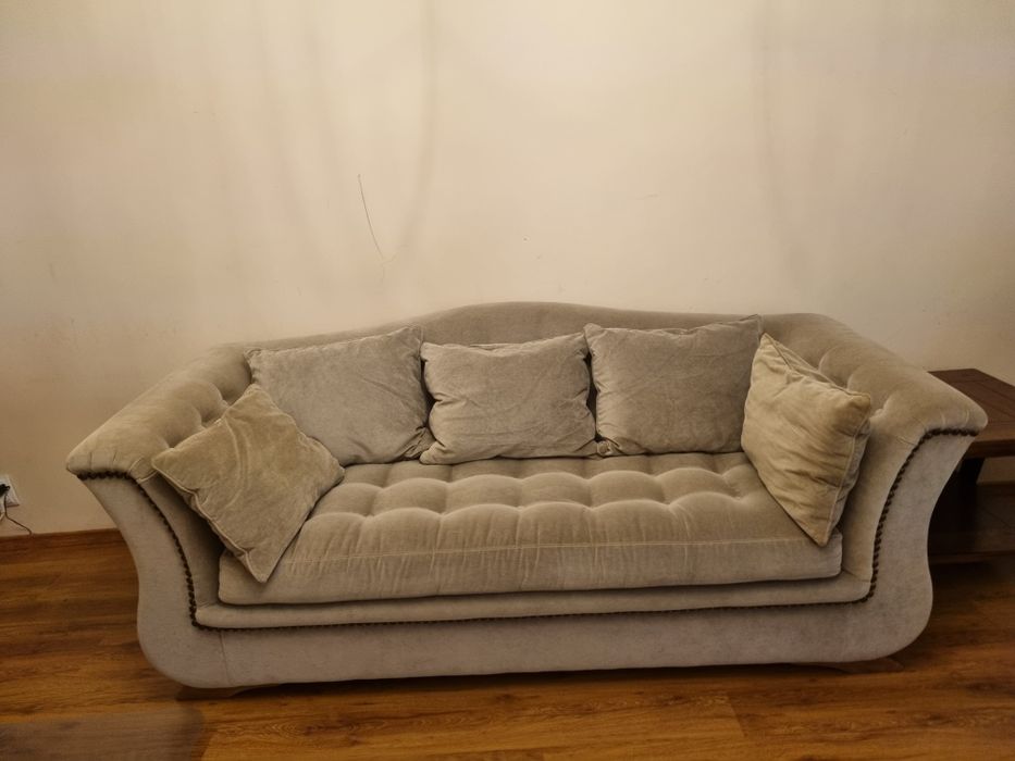 Vand canapea extensibila de 3 persoane.