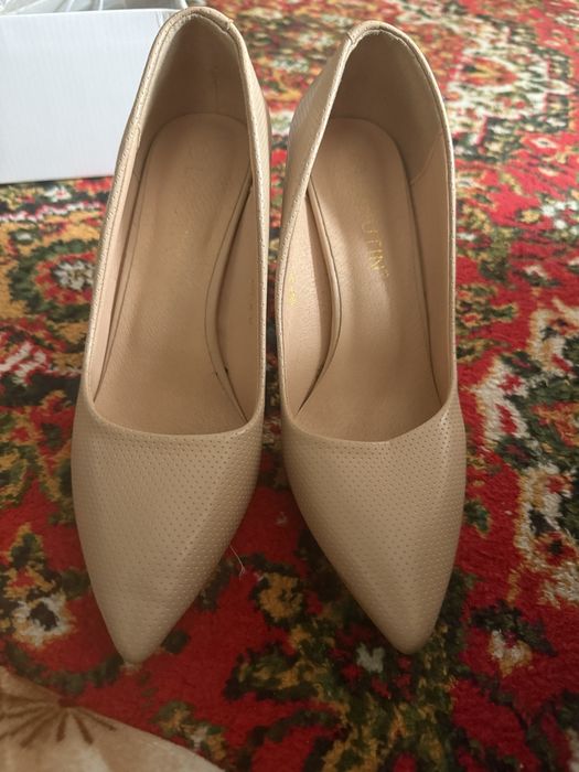 Qaymoq rangli tufli sotiladi