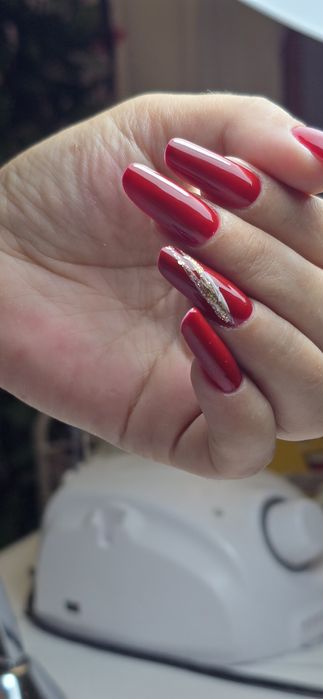 Realizez unghii cu gel