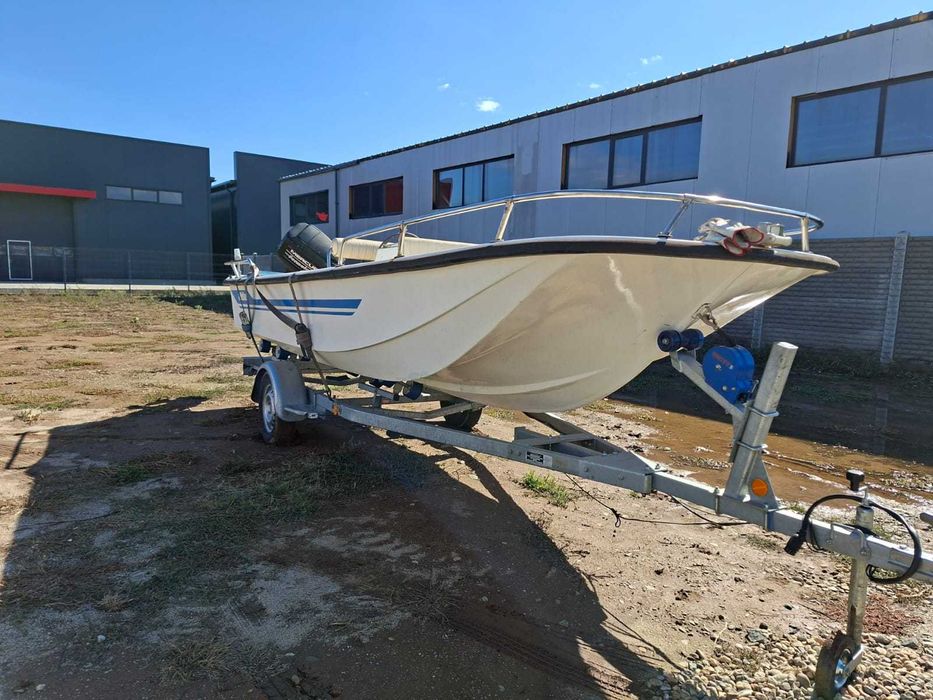 Barca trimaran Hellas cu motor Mercury 25-50 in doi timpi