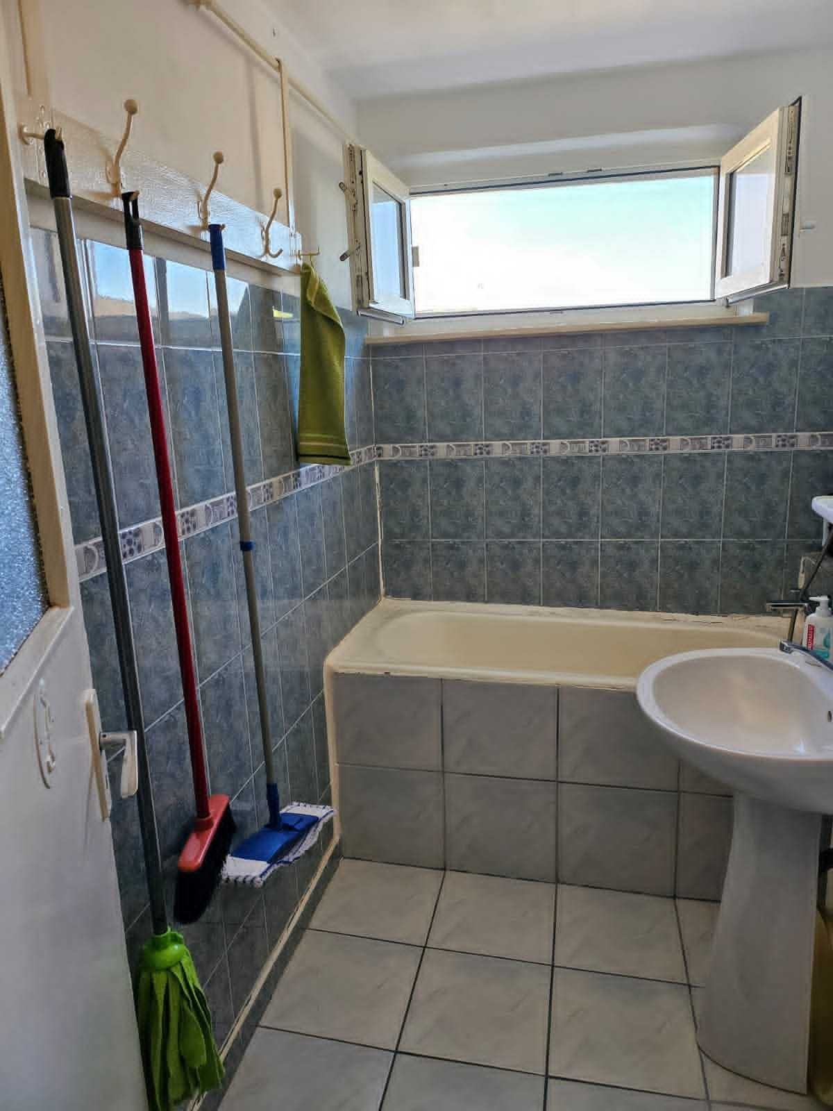 Vanzare apartament 3 camere - CRAIOVA - Dezrobirii - Liceul Militar