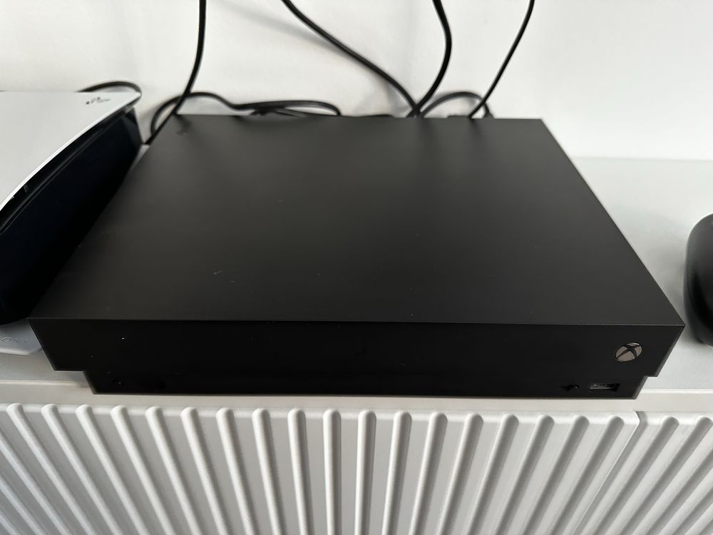 Xbox one X 1 TB + 2 controllere + 8 jocuri
