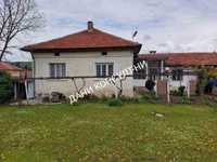 Къща с двор в с. Добромирка