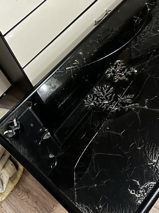 Маса стъклена за 30 лв по дрговаряне!!!