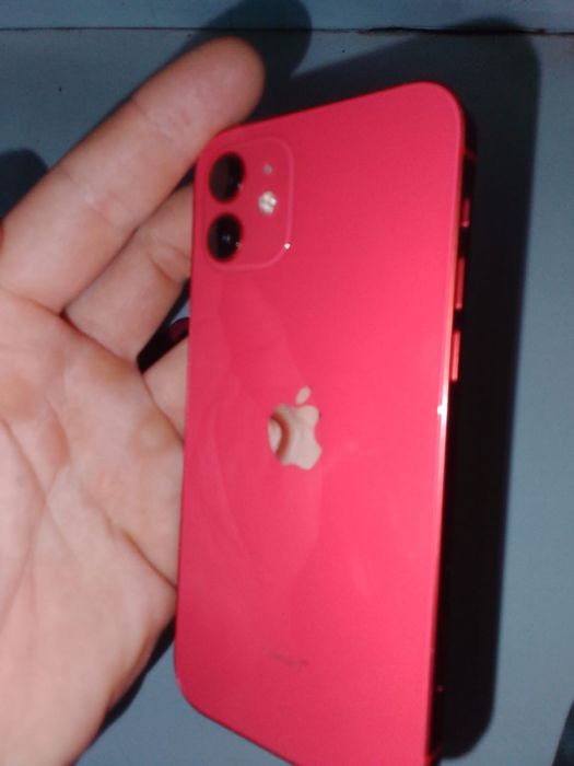 Продам Айфон 12.