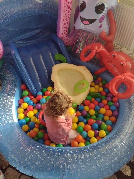 Piscina cu tobogan și bile