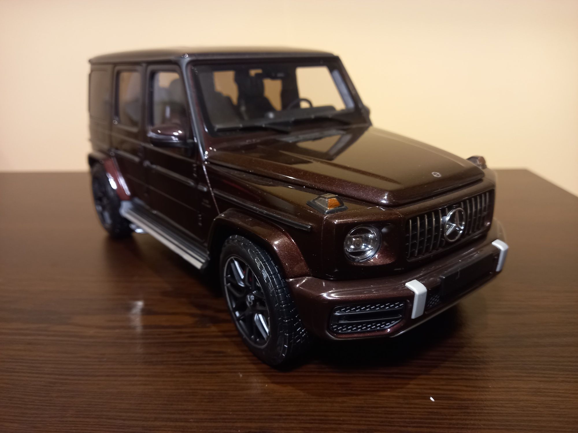 Mercedes g63 amg 1:18 minichamps