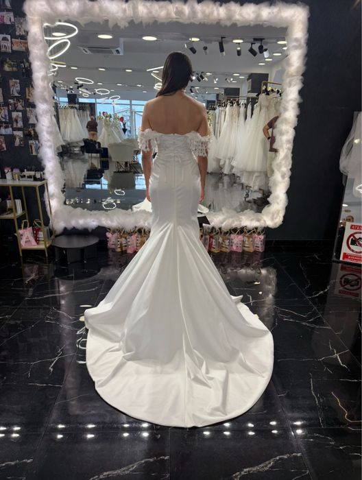 Vand rochie de mireasa bretele detasabile+ capa 3 m + manusi